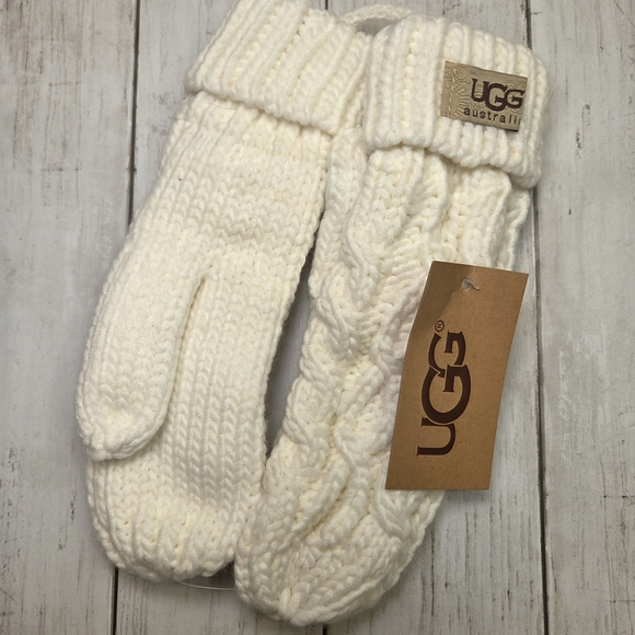 NWT UGG Women's Ivory Cable Knit Mittens - Picture 2 of 6